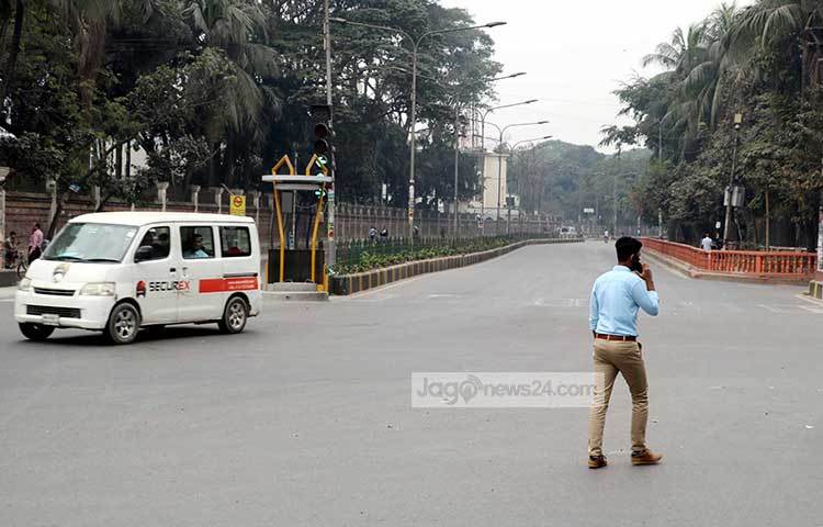 রাস্তা প্রায় জনমানব শুন্য। চারদিকে থমথমে অবস্থা। ছবি : বিপ্লব দিক্ষিৎ
