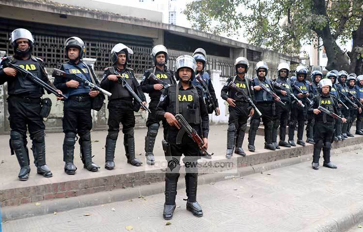 যে কোনো ধরনের পরিস্থিতি মোকাবেলার জন্য সতর্ক অবস্থায় রয়েছে র‌্যাব। ছবি : বিপ্লব দিক্ষিৎ