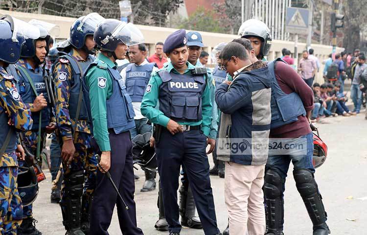 কাউকে সন্দেহ হলে তাকে তল্লাশি চালানো হচ্ছে। ছবি : বিপ্লব দিক্ষিৎ