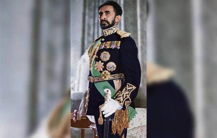 হাইলে সেলাসি, ইথিওপিয়ার সম্রাট : ১৯৭৪ সালে গৃহেই অন্তরীণ হন। তার বিরুদ্ধেও অভিযোগ অপশাসনের।