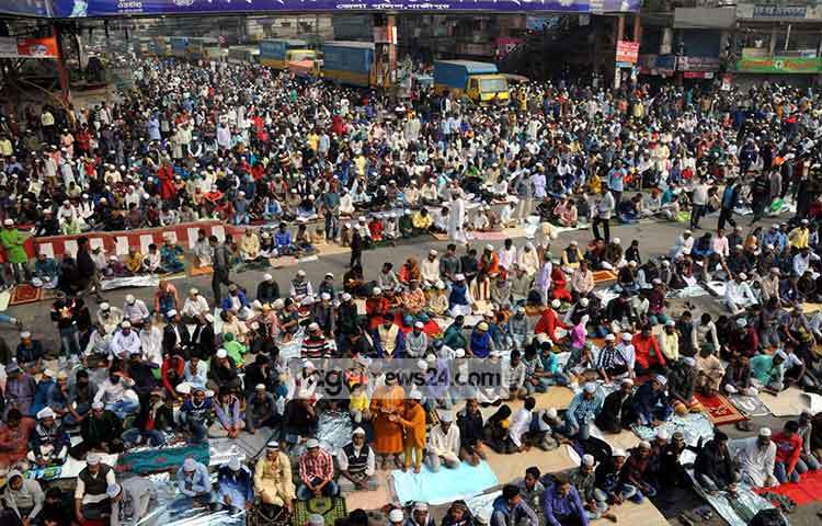 দেশ-বিদেশের লাখ লাখ ধর্মপ্রাণ মুসলমানের উপস্থিতিতে ইবাদত, বন্দেগি, জিকির, আসকার আর আল্লাহু আকবার ধ্বনিতে মুখর টঙ্গীর তুরাগপাড়ের বিশ্ব ইজতেমা ময়দান। ছবি : বিপ্লব দিক্ষিৎ