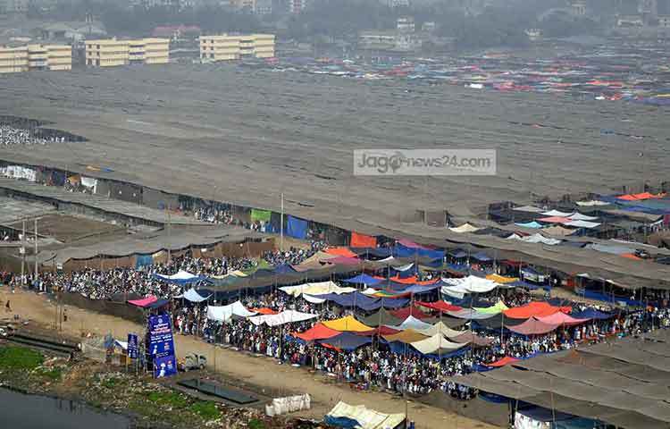আজ শনিবার ইজতেমার দ্বিতীয় দিন তুরাগ তীরে ইজতেমা মাঠে লাখ লাখ মুসল্লির উপস্থিতিতে চলছে পবিত্র কোরআন হাদিসের আলোকে বয়ান। ছবি : বিপ্লব দিক্ষিৎ
