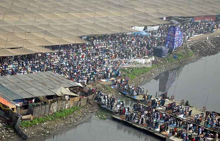 ইজতেমা সূত্রে জানা যায়, শনিবার বাদ ফজর বয়ান করেন বাংলাদেশের মাওলানা মো. নূরুর রহমান। ছবি : বিপ্লব দিক্ষিৎ