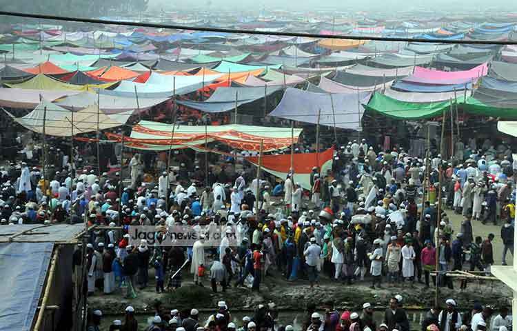 উত্তরের হিমেল হাওয়া আর কনকনে শীত উপেক্ষা করে লাখো মুসল্লি বয়ান, তাশকিল, তাসবিহ-তাহলিলে দিন কাটাচ্ছেন। ছবি : বিপ্লব দিক্ষিৎ