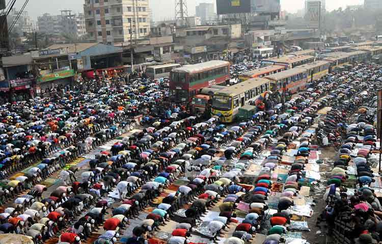 দু’দিন ধরে ইজতেমা মাঠে সার্বক্ষণিক ইবাদত-বন্দেগিতে মগ্ন রয়েছেন লাখ লাখ দেশি-বিদেশি মুসল্লি। ছবি : বিপ্লব দিক্ষিৎ