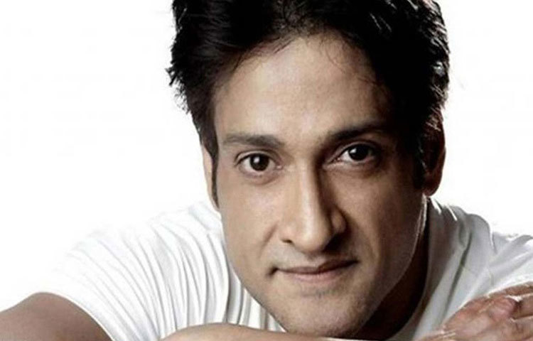 ইন্দ্র কুমার : ৪৫ বছর বয়সে ২০১৭ সালের ২৮ জুলাই আকস্মিক হৃদরোগের শিকার হন এ অভিনেতা। ১৯৯৬ সালে বলিউডে তিনি পা রাখেন ‘মাসুম’ ছবিতে। বিশটির বেশি সিনেমায় কাজ করেছেন ইন্দ্র।