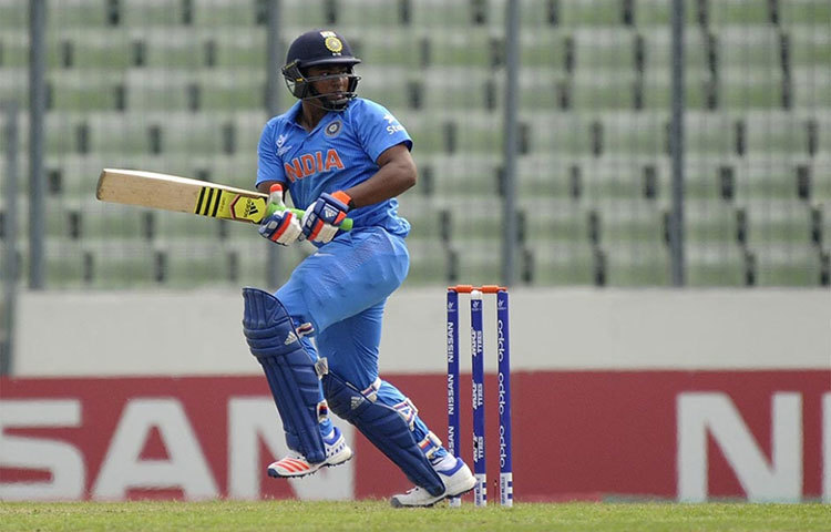 ২০১৫ সালে মাত্র ১৭ বছর বয়সে রয়াল চ্যালেঞ্জার্স ব্যাঙ্গালুর-এর হয়ে আইপিএল খেলেন সরফরাজ খান।