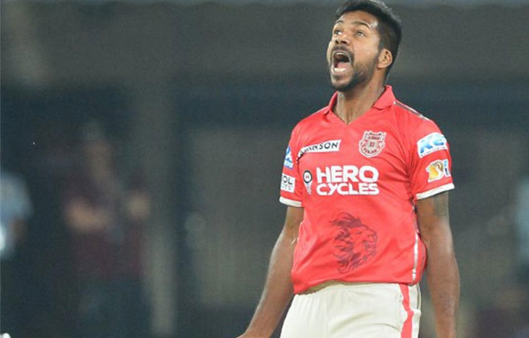 বরুণ অ্যারন দল : কিংস ইলেভেন পাঞ্জাব বছর সাতাশের এই ভারতীয় পেসার দ্রুত গতিতে বল করার নিরিখে গত বছরের আইপিএলে দশম স্থানটি দখল করেন। তার বলের গতিবেগ ছিল ১৫০.১২ কি.মি. প্রতি ঘণ্টায়।