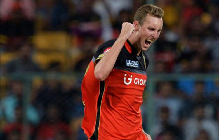 বিলি স্টানলেক দল : রয়্যাল চ্যালেঞ্জারস ব্যাঙ্গালুর এই বাইশ বছরের অস্ট্রেলিয়ান পেসার দ্রুত গতিতে বল করার নিরিখে রয়েছেন চার নম্বরে। শেষ আইপিএলে তার বলের সর্বোচ্চ গতিবেগ ছিল প্রতি ঘণ্টায় ১৫০.৫৭ কি.মি.।