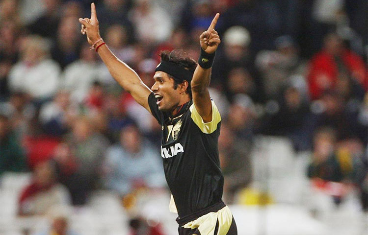 আশোক দিন্দা চারটি পৃথক ফ্র্যাঞ্চাইজির হয়ে খেলেছেন। আশ্চর্যজনকভাবে প্রতিবারেই লিগ তালিকার শেষের দিকে ছিল দিন্দার দল।