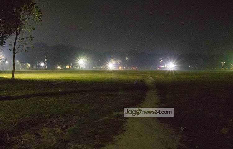 জিমনেসিয়ামের পাশের মাঠ। চারদিকে আলোর ঝলকানি।