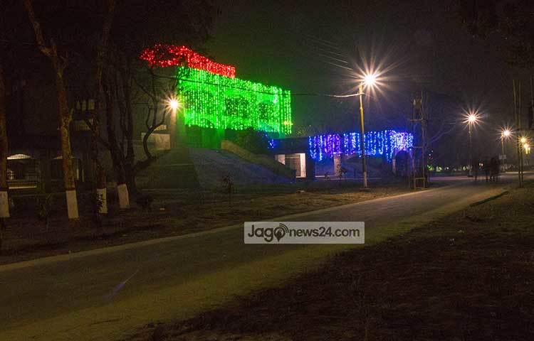 অডিটোরিয়াম করা হয়েছে আলোক সজ্জা।