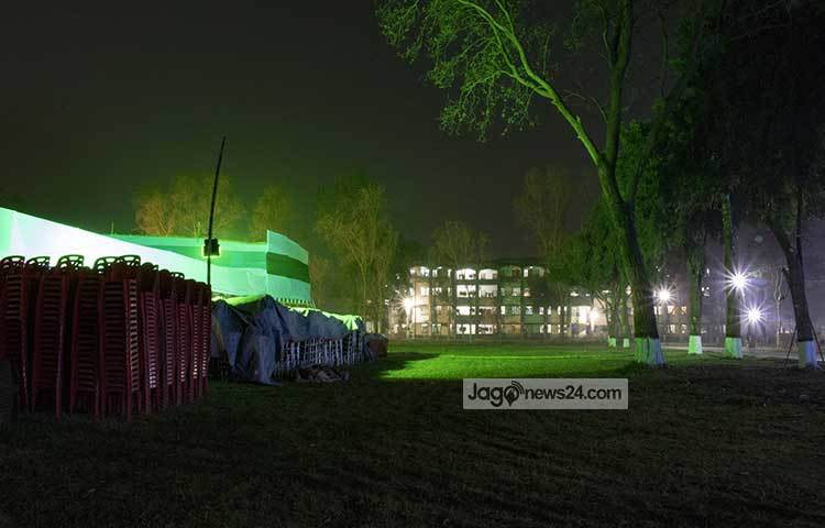 সমাবর্তনে আগতদের জন্য প্যান্ডেল নির্মাাণের প্রস্তুতি।