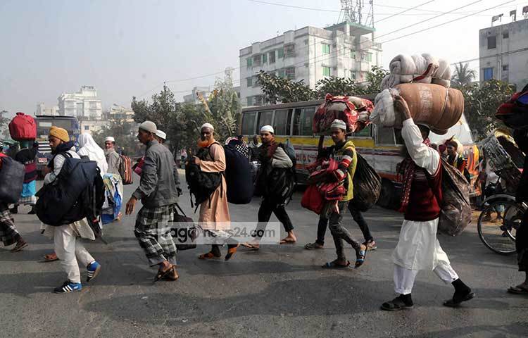 কনকনে শীত উপেক্ষা করে ইজতেমার দিকে ছুটছেন ধর্মপ্রাণ মুসল্লিরা। ছবি : বিপ্লব দিক্ষিৎ