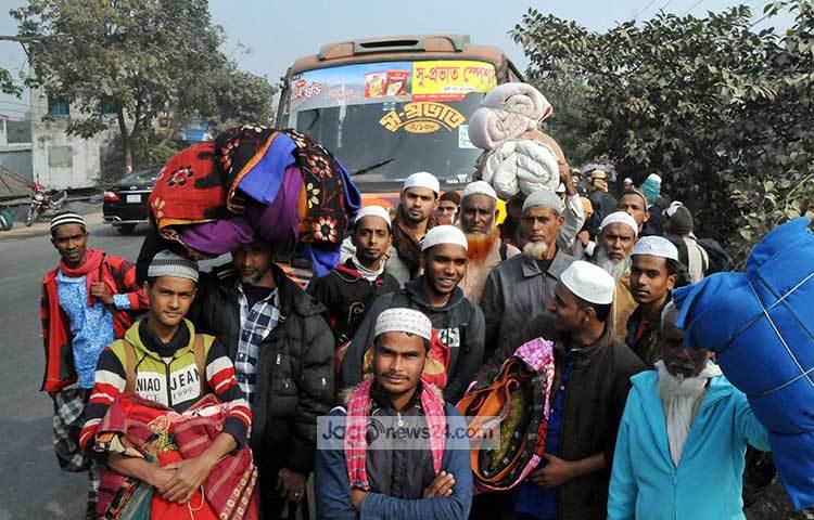 প্রচণ্ড শীত পড়াতে সবার হাতেই শীত বস্ত্র। শত কষ্ট হাসি মুখেবরণ করে নিয়ে সবাই ইজতেমায় অংশ নেবেন। ছবি : বিপ্লব দিক্ষিৎ