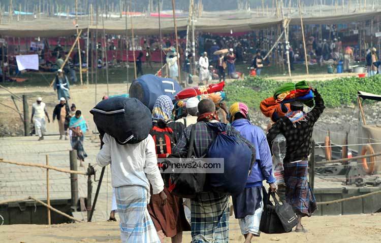 দলে দলে ইজতেমার ময়দানে প্রবেশ করছেন মুসল্লিরা। ছবি : বিপ্লব দিক্ষিৎ