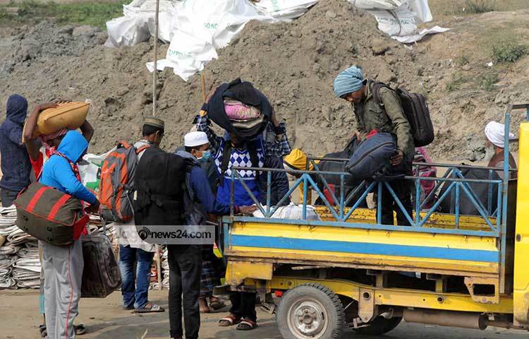গাড়ি থেকে নেমে ইজতেমার মাঠে যাওয়ার অপেক্ষায় একদল মুসল্লি। ছবি : বিপ্লব দিক্ষিৎ