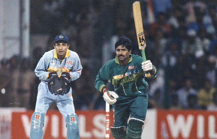 ক্রিকেটকে বলা হয় অনিশ্চয়তার খেলা। শেষ বল পর্যন্ত থাকে উন্মদনা। এবারের অ্যালবামে থাকছে যেসব ক্রিকেটার শেষ বলে ছয় মেরে বাজিমাত করেছেন তাদের ছবি।