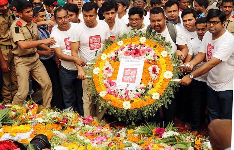 বুধবার সকালে কেন্দ্রীয় শহীদ মিনারে জাগো নিউজের সংবাদকর্মীরা শ্রদ্ধা নিবেদন করেন।