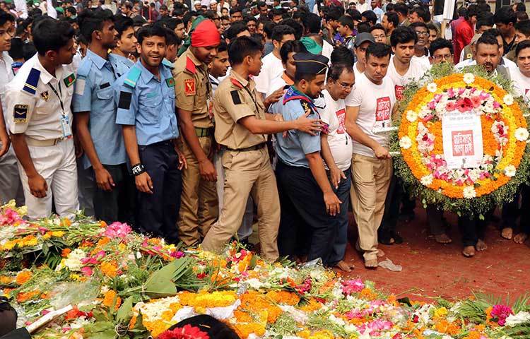 ফুলে ফুলে সেজে উঠেছে কেন্দ্রীয় শহীদ মিনারের বেদী। ছবি : বিপ্লব দিক্ষিৎ