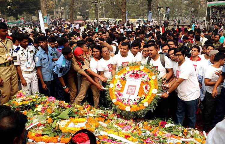 মহান একুশের ভাষা শহীদদের স্মৃতির প্রতি শ্রদ্ধা নিবেদন করে জাগো নিউজের পুষ্পার্ঘ্য অর্পণ। সাড়ে ১০টার দিকে শহীদ মিনারের মূল বেদীতে পুষ্পস্তবক অর্পণ করা হয়। ছবি : বিপ্লব দিক্ষিৎ