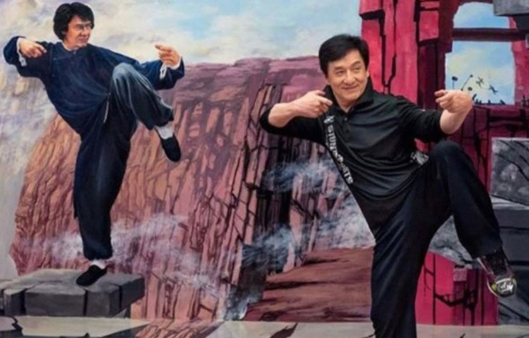 ভাবতে অবাক লাগলেও, কুংফু স্টার জ্যাকি চ্যানও পর্নস্টার হিসেবেই ক্যারিয়ার শুরু করেছিলেন। ১৯৭৫ সালে পর্নস্টার হিসেবে কাজ করেছেন তিনি। ২০১৭ সালে বলিউডে ‘কুংফু যোগা’ নামে একটি ছবিতে অভিনয় করেছেন তিনি।