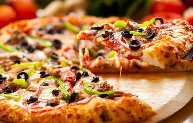 পেপেরনি পিজা : মাত্র ১ স্লাইস পেপারনি পিজাতে থাকে ২৯০ ক্যালোরি। এই ক্যালোরি ঝরাতে অন্তত ৬০ মিনিট নাচুন বা ৯০ মিনিট ঘরের কাজ করুন।