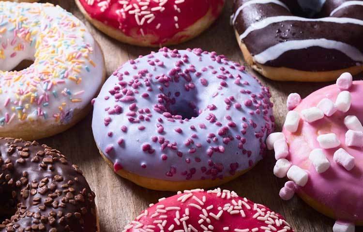 ডোনাট : অনেকেই মনে করেন ডোনাট ব্রেকফাস্ট স্ন্যাকস হিসেবে আদর্শ। অথচ মাত্র ১টা ডোনাটে ক্যালোরির পরিমাণ ২৬০। যা ঝরাতে প্রয়োজন ২৫ মিনিটের সুইমিং সেশন।