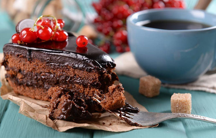 কেক : মাত্র এক পিস নরম, ক্রিমি, চকোলেট কেকেই ৩১২ ক্যালোরি থাকে। এক পিস খেয়ে মন ভরে না ঠিকই। কিন্তু এই ক্যালোরি ঝরাতে অন্তত ৫০ মিনিট এক্সারসাইজ প্রয়োজন।