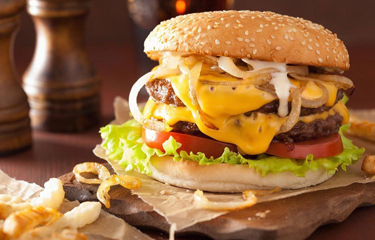 চিজবার্গার : একটা চিজ বার্গারে থাকে ৪৯০ ক্যালোরি। যা ঝরানোর জন্য অন্তত এক ঘণ্টা কার্ডিও এক্সারসাইজ প্রয়োজন।