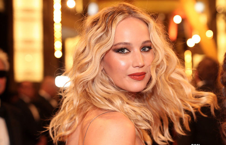 খোলা চুলে জেনিফার লরেন্স।