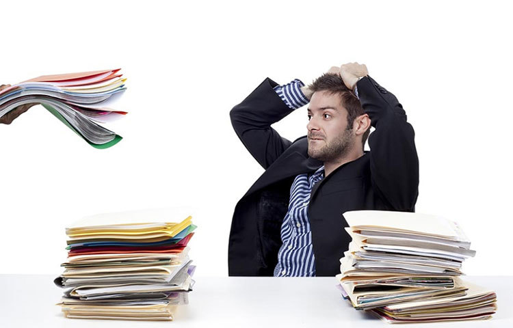 কাজের প্রচণ্ড চাপ- অফিসে কাজের চাপ যখন আপনার ক্ষমতার অতিরিক্ত হয়ে যাচ্ছে, একটা সময়ের পর আপনি যখন মনে করছেন আর পারছেন না, তখন সে চাকর ছেড়ে দেওয়াই ভালো।