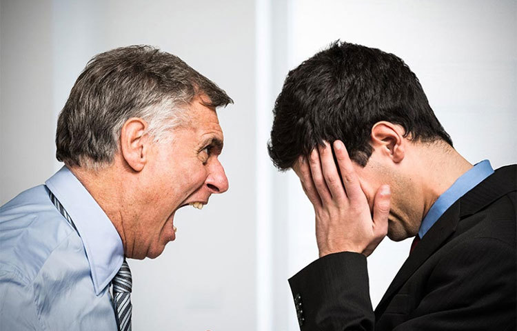 আপনি যখন আপনার বসকে অপছন্দ করেন- অফিসে যদি প্রতিদিন আপনার বসের সঙ্গে কথায় কথায় তর্ক হয়, তাহলে সেই চারকিতে বেশি দিন না থাকাই উচিত।