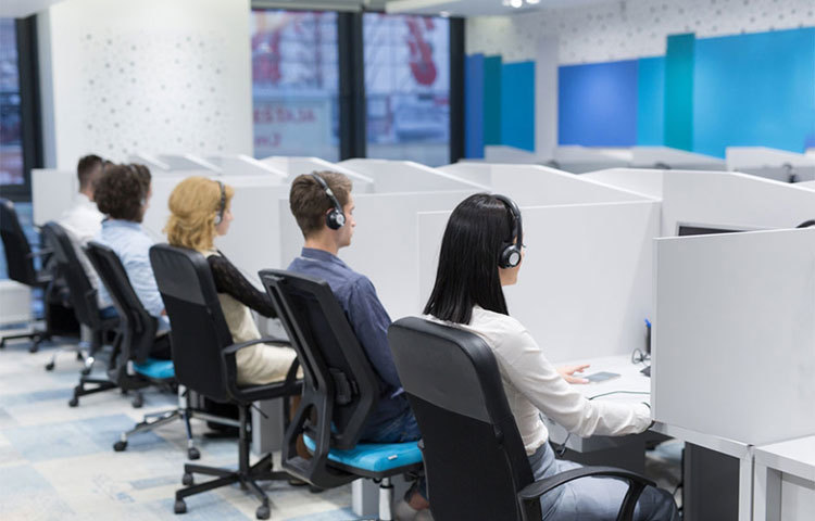 অফিসে সহকর্মীদের সঙ্গে খোলা মনে কথা বলুন। সবাইকে বন্ধু ভাবুন।