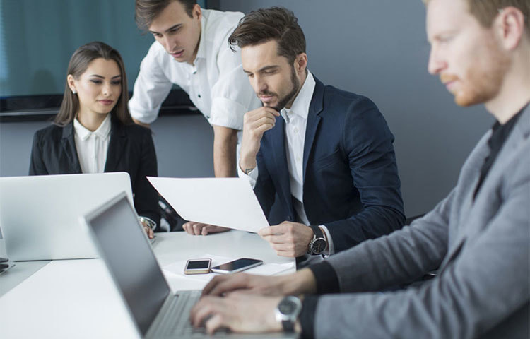 অফিসের বোর্ড মিটিং কিংবা বার্ষিক মিটিং-এ নিজেকে তুলে ধরুন। এমন বক্তব্য রাখুন যাতে সবার নজর আপনার উপরে পড়ে।