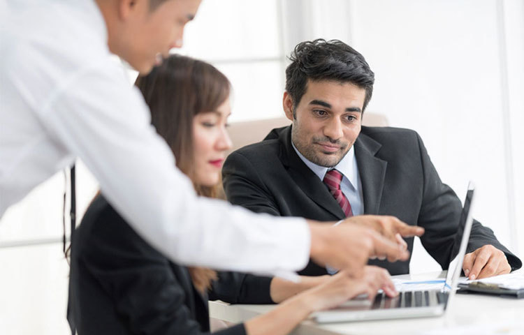 কাজের মাধ্যমে অফিসে ঊর্ধ্বতন কর্তৃপক্ষের নজর কাড়ার চেষ্টা করুন।