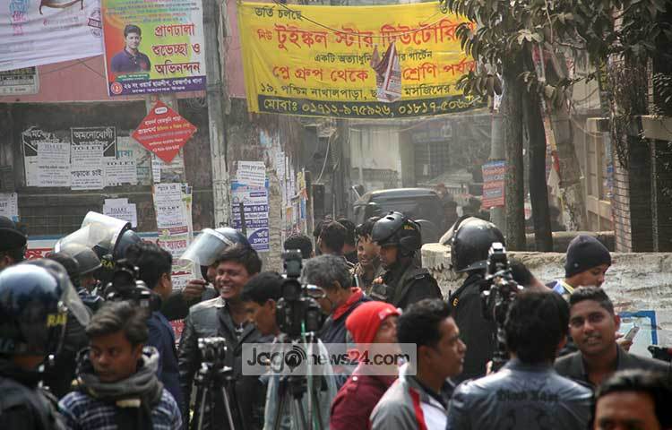 জঙ্গি অভিযানের খবর পেয়ে সংবাদকর্মীরা ছুটে যান ঘটনা স্থলে। ছবি : বিপ্লব দিক্ষিৎ