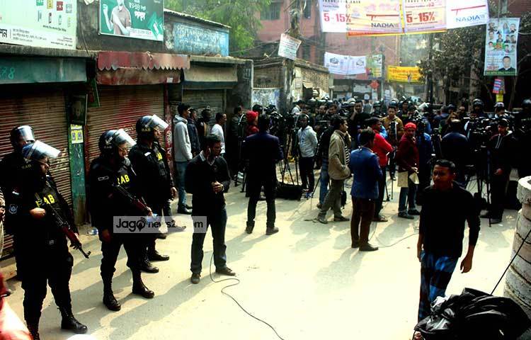 নিরাপত্তা বাহিনীর সদস্যরা বাড়িটি ঘিরে রেখেছে। ছবি : বিপ্লব দিক্ষিৎ
