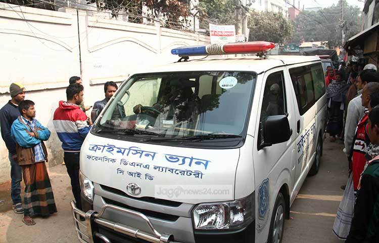 সিআইডির ক্রাইমসিন ভ্যান ঘটনা স্থলে চলে আসে। ছবি : বিপ্লব দিক্ষিৎ