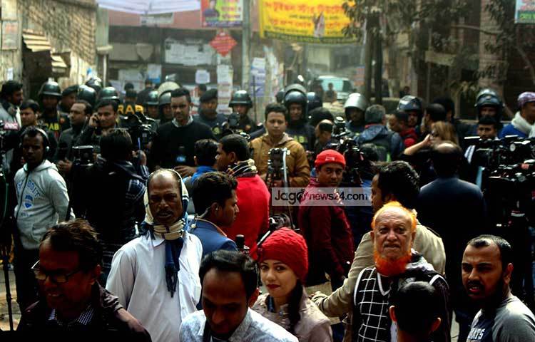 উৎসুক জনতা ও সাংবাদিকদের ভিড়। ছবি : বিপ্লব দিক্ষিৎ