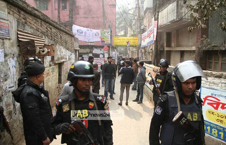 জঙ্গি অভিযানের এলাকা পাহারা দিচ্ছে র‌্যাব। ছবি : বিপ্লব দিক্ষিৎ