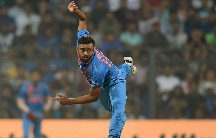 জয়দেব উনাদকট : নিদাহাস ট্রফির প্রথম ম্যাচে একটি উইকেট পেলেও ৩ ওভারে ৩৫ রান দিয়েছিলেন উনাদকট। তবে বাংলাদেশের বিরুদ্ধে তাকে আরও একটি সুযোগ দিতে চায় ভারতীয় টিম ম্যানেজমেন্ট।