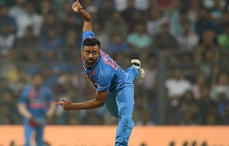 জয়দেব উনাদকট : নিদাহাস ট্রফির প্রথম ম্যাচে একটি উইকেট পেলেও ৩ ওভারে ৩৫ রান দিয়েছিলেন উনাদকট। তবে বাংলাদেশের বিরুদ্ধে তাকে আরও একটি সুযোগ দিতে চায় ভারতীয় টিম ম্যানেজমেন্ট।