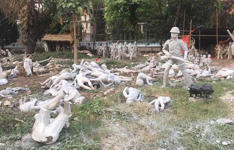 পাকিস্তানি সেনাবাহিনী রাইফেল হাতে গণহত্যা চালাচ্ছে। ছবি : বাদল খান