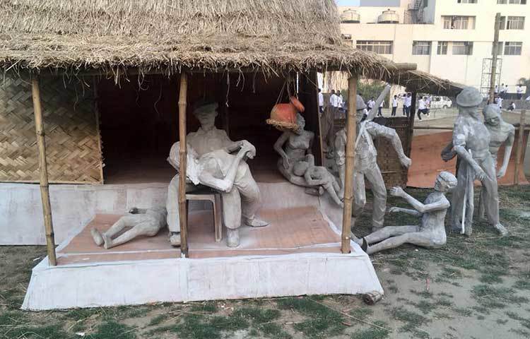 নারীদের ধরে এনেছে পাকিস্তানি বাহিনী। ছবি : বাদল খান