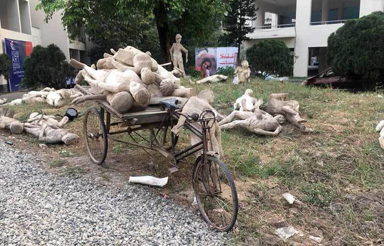 ভ্যান গাড়িতে লাশের স্তূপ। এ যেন ইতিহাসে ফিরে দেখা উপাখ্যান। ছবি : বাদল খান