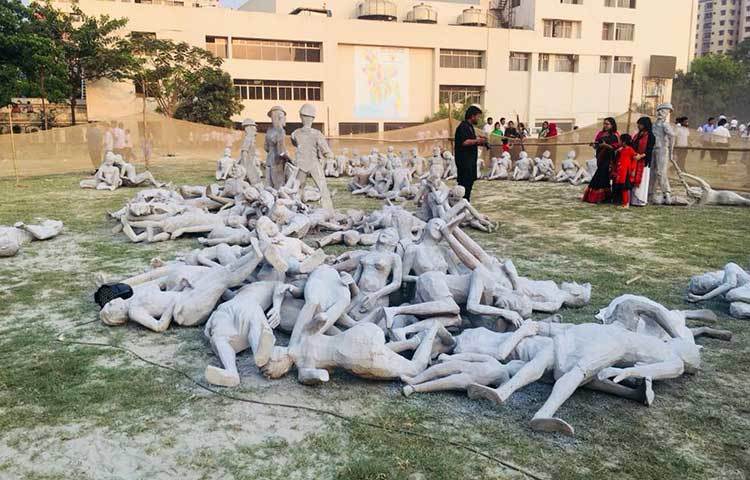 শিল্পকলার বিশেষ আয়োজন ভয়াল কালরাতের প্রতীকী দৃশ্য দেখছেন দর্শনার্থীরা। ছবি : বাদল খান