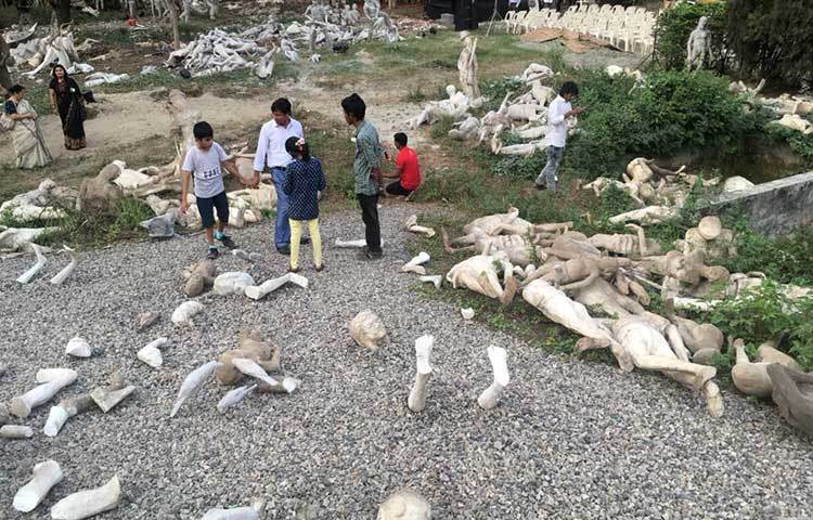 নতুন প্রজন্মের শিশুদের নিয়ে সঙ্গে এসেছেন অভিভাবকরা প্রতীকী গণহত্যার দৃশ্য দেখতে। ছবি : বাদল খান