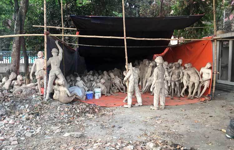 পাকিস্তানি বাহিনী বাঙালিদের ধরে এনে ক্যাম্পে আটকে রেখেছে। ছবি : বাদল খান