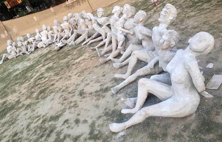 নারী-পুরুষদের ধরে এনে হত্যা করার জন্য বেঁধে রাখা হয়েছে। ছবি : বাদল খান